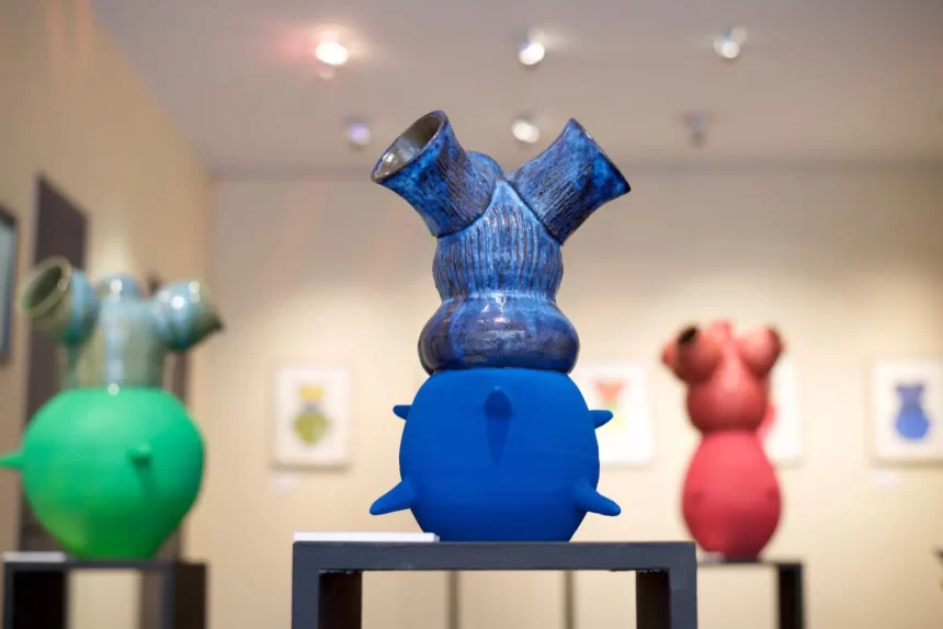 « Dans mon jardin » : l’artiste King Houndekpinkou explore les issues envisageables de la faïence à la Galerie Vallois