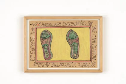 Frédéric Bruly Bouabré - Chaussures engendrées par une civilisation métissée : Rencontre Afrique et Europe, 1993, Crayon et stylo sur papier cartonné, 11,5 x 16,5 cm, Photo © Studio Louis Delbaere