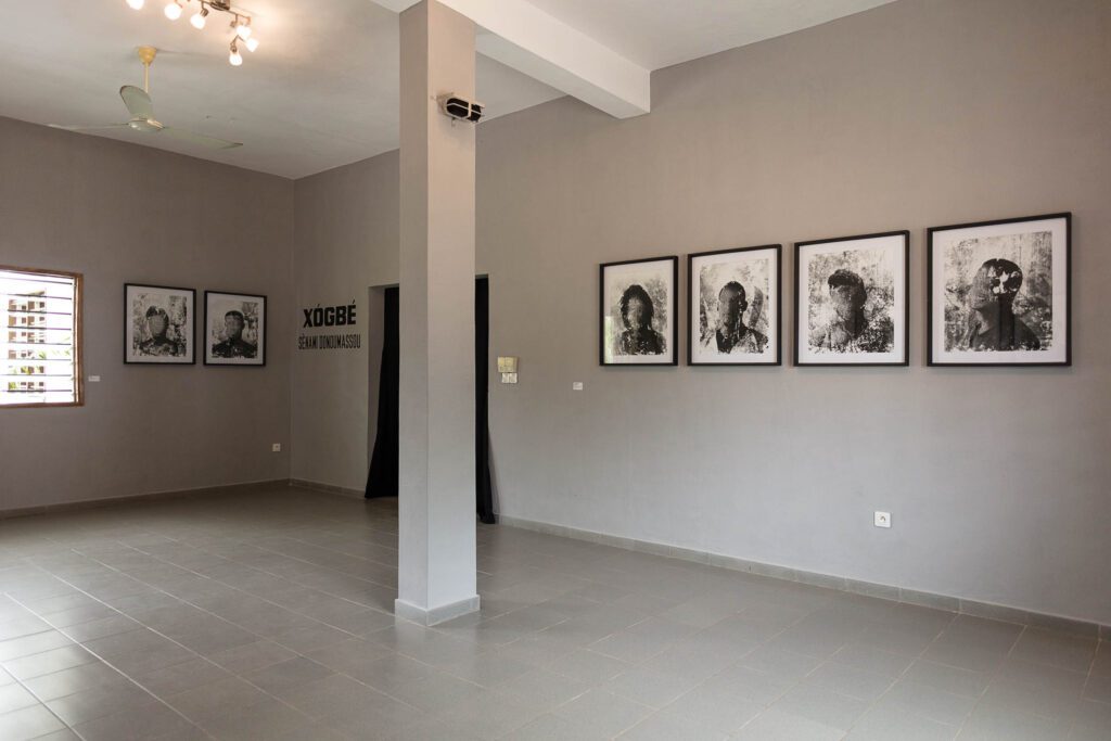 "Xógbé" an ode to Fâ by the contemporary artist Sènami Donoumassou