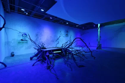 Aïcha Snoussi, exposition Nous étions mille sous la table, saison « Réclamer la terre », Palais de Tokyo (15.04.2022 – 04.09.2022). Photo : Aurélien Mole Aïcha Snoussi, exhibition Nous étions mille sous la table, season "Reclaim the Earth", Palais de Tokyo (15.04.2022 – 04.09.2022). Photo : Aurélien Mole