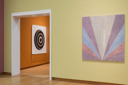 Installation view Yto Barrada – Bad Color Combos. (left) Elodie Pong, 'Just do it?', 2022. Photo: Peter Tijhuis