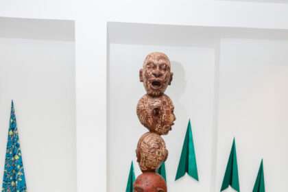 « ÉLÉVATION » : une exposition de sculpture à Maison Rouge, Cotonou par Anna Korver et Sébastien Boko