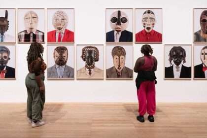 Edson Chagas, Tipo Passe, 2014, vue d'installation, A World In Common: Contemporary African Photography, Tate Modern, 2023. © Tate Photography, Lucy Green. Avec l'aimable autorisation de l'artiste et de la galerie Apalazzo.