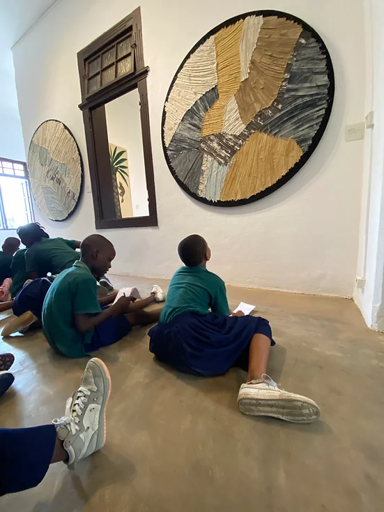 De la classe à la galerie : l'art contemporain vu par la nouvelle génération à travers l'exposition "Des enfants à l'œuvre !" De la classe à la galerie : l'art contemporain vu par la nouvelle génération à travers l'exposition "Des enfants à l'œuvre !"